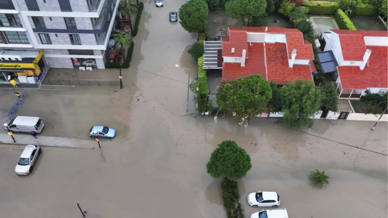 Turizm kentlerinde sel kabusu: Sokaklar Venedike döndü!
