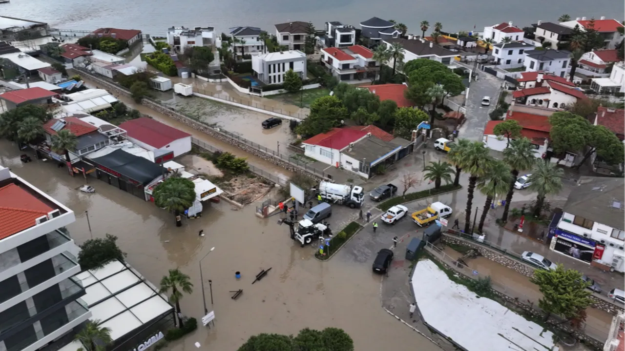Turizm kentlerinde sel kabusu: Sokaklar Venedike döndü!