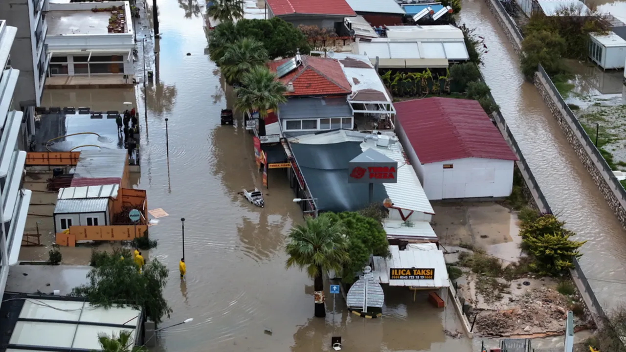 Turizm kentlerinde sel kabusu: Sokaklar Venedik'e döndü!