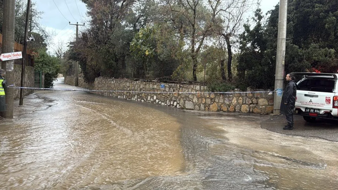 Ünlü tatil beldesini sağanak yağış vurdu