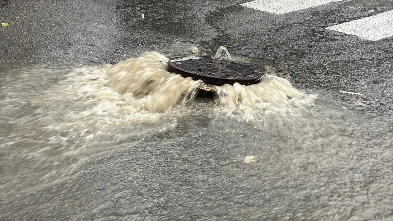 Ünlü tatil beldesini sağanak yağış vurdu