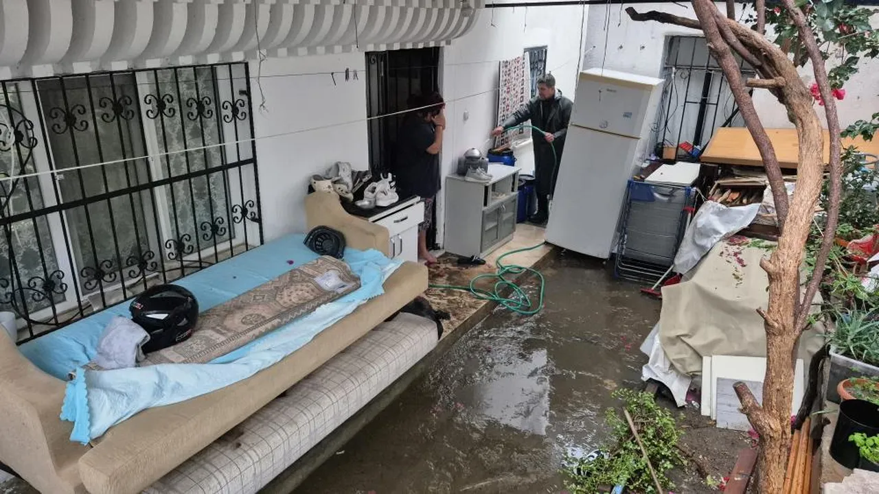 Ünlü tatil beldesini sağanak yağış vurdu