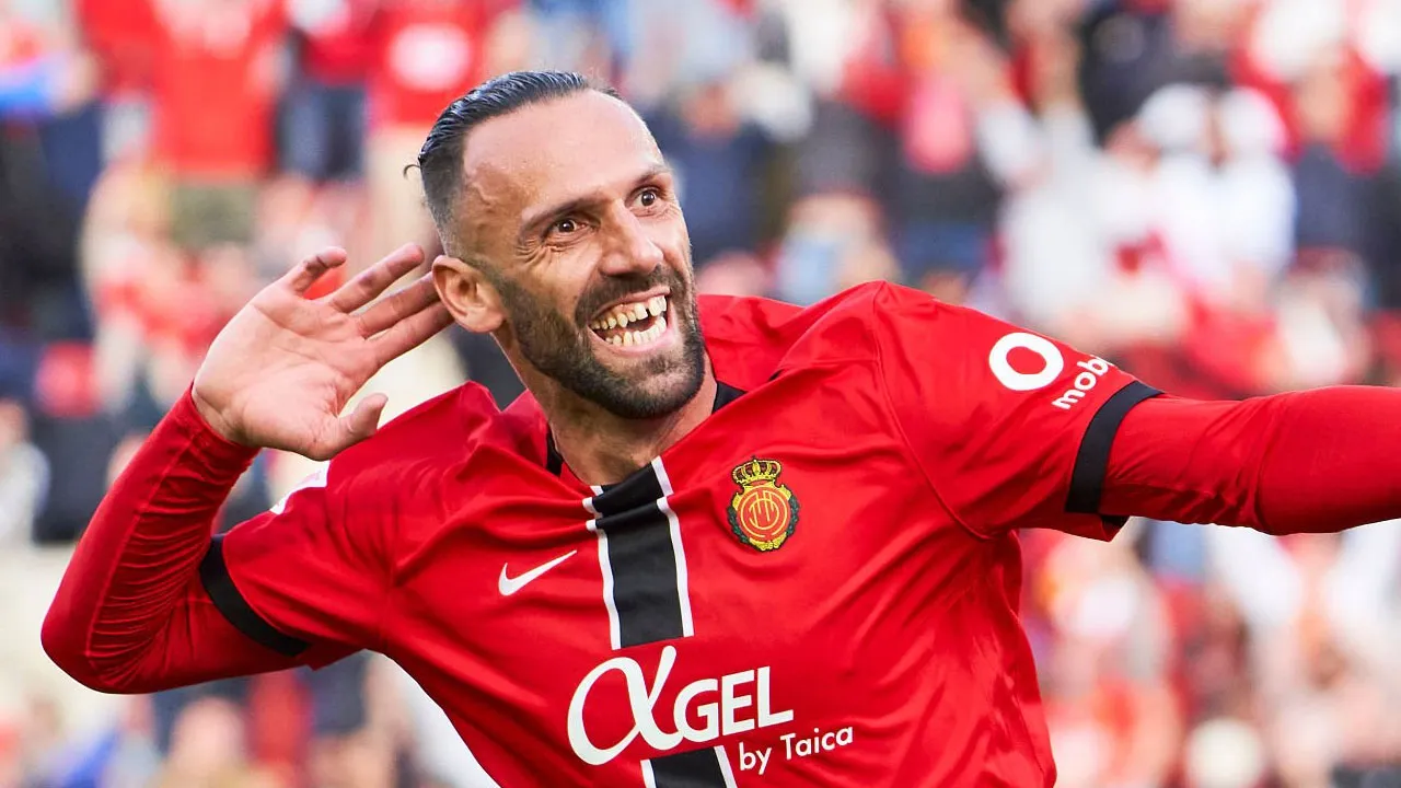 Vedat Muriqi iki gol attığı maçta 90+2'de yıkıldı! Gol krallığında Lewandowski'yi yakaladı