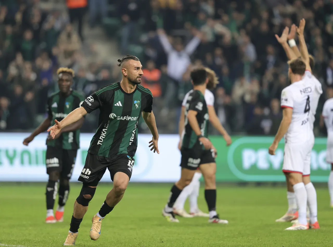Kocaelispor-Gençlerbirliği maçında tek golü Serdfar Dursun kaydetti