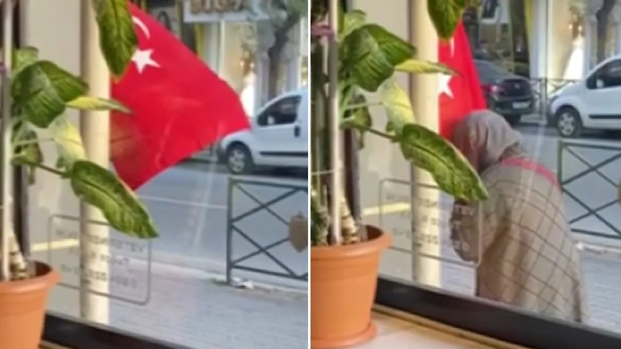 Yaşlı kadının duygulandıran hassasiyeti! Türk bayrağını defalarca öpüp başının üstüne koydu