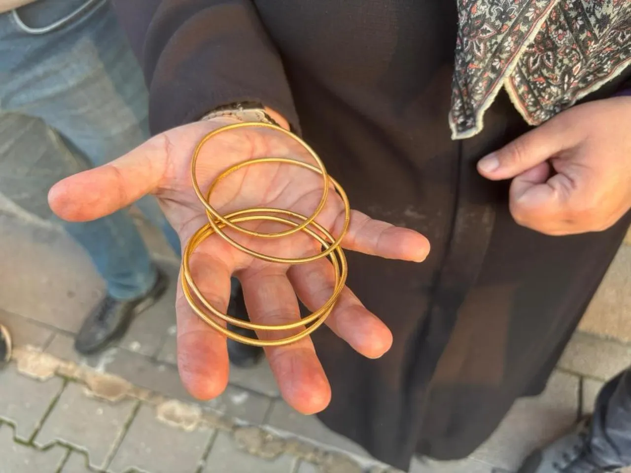 Yolda yürürken altın bileziklerini düşürdü! 40 ton çöpün arasında bulundu