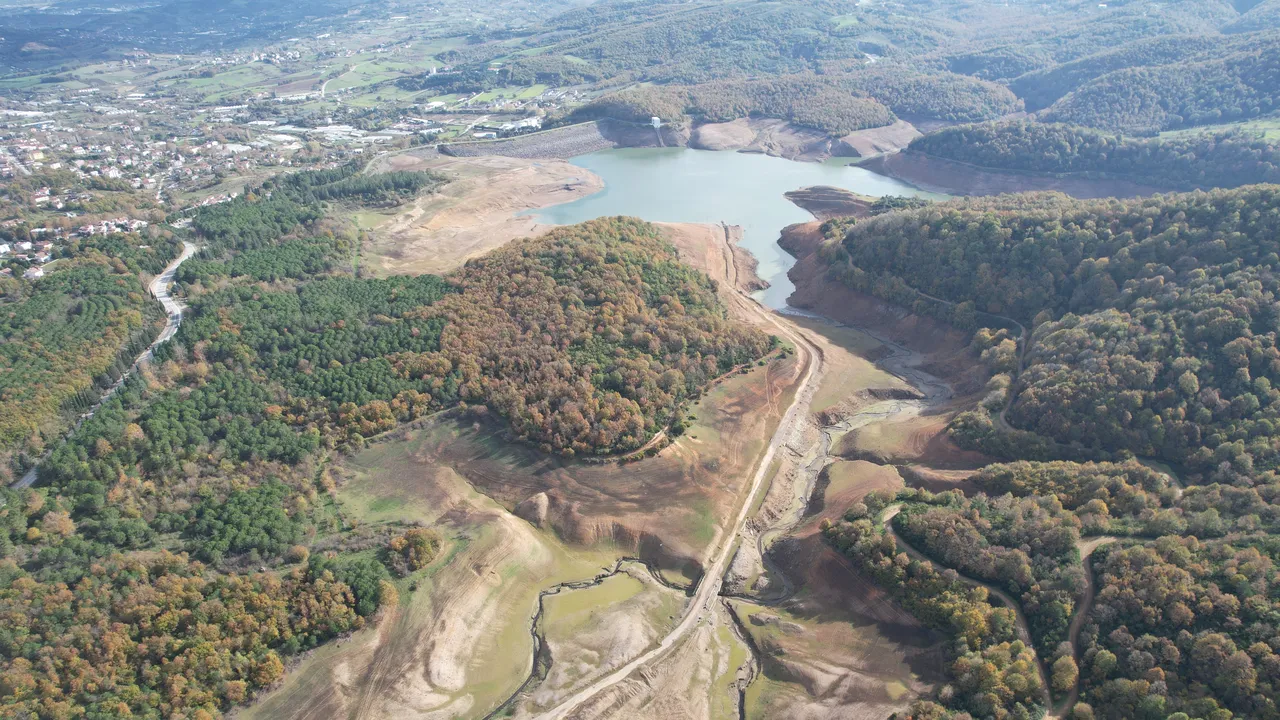 Sular çekildi, tarihi yol ortaya çıktı
