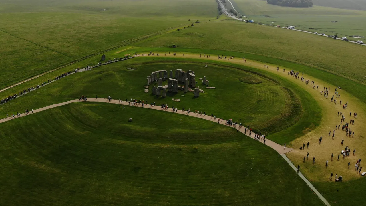 Stonehenge etrafında gizemli bir halka bulundu! Ölüler ile iletişim kurmak için mi kullanıldı?