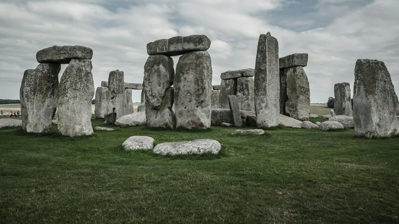 Stonehenge etrafında gizemli bir halka bulundu! Ölüler ile iletişim kurmak için mi kullanıldı?