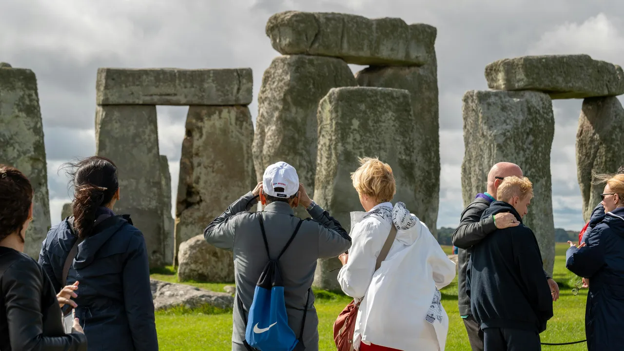 Stonehenge etrafında gizemli bir halka bulundu! Ölüler ile iletişim kurmak için mi kullanıldı?