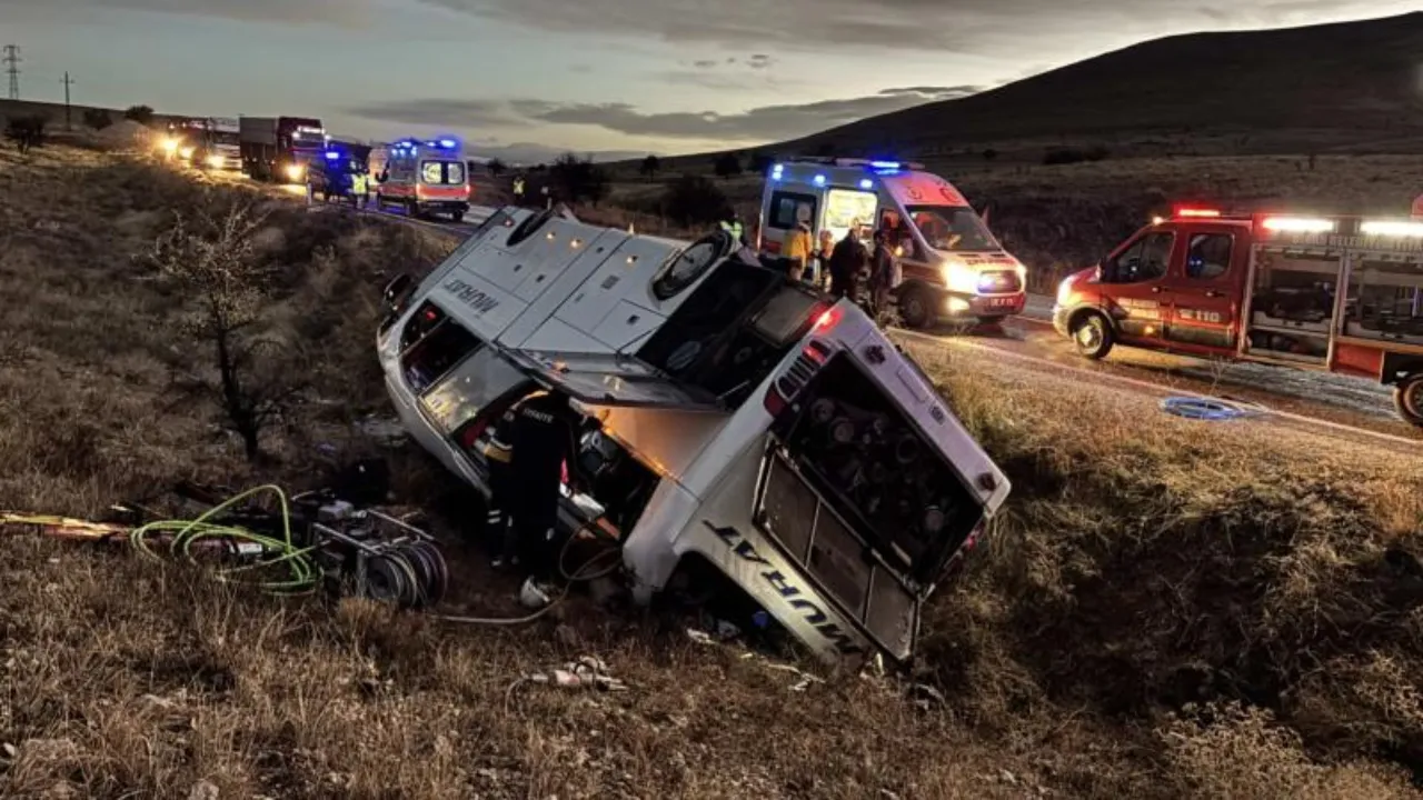 Afyonkarahisar'da yolcu otobüsü kaza yaptı! 2 ölü, çok sayıda yaralı var
