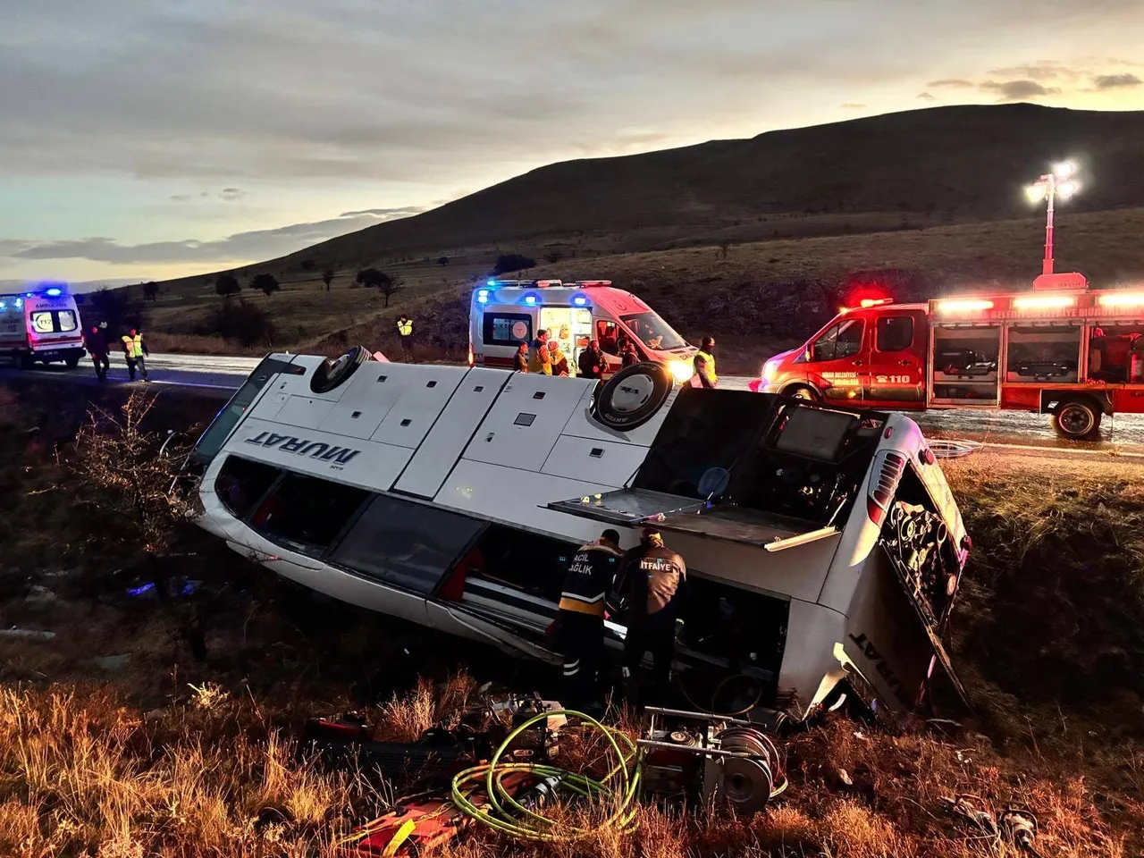 Afyonkarahisar'da yolcu otobüsü kaza yaptı! 2 ölü, çok sayıda yaralı var
