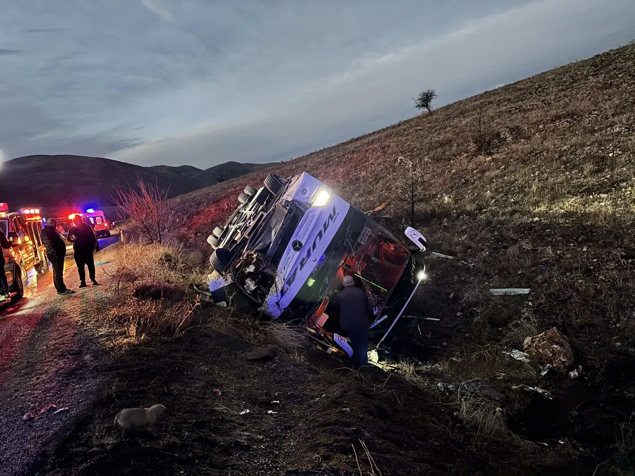 Afyonkarahisar'da yolcu otobüsü kaza yaptı! 2 ölü, çok sayıda yaralı var