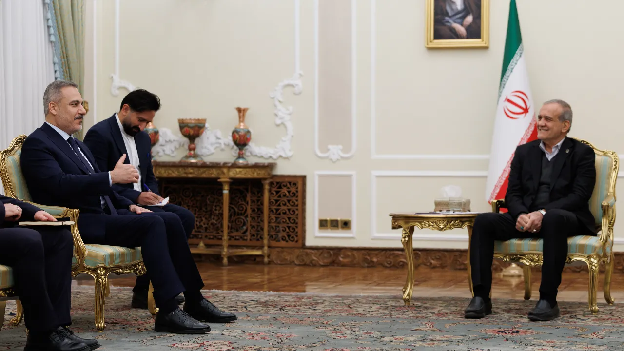 Bakan Fidan, İran Cumhurbaşkanı Pezeşkiyan ile bir araya geldi 