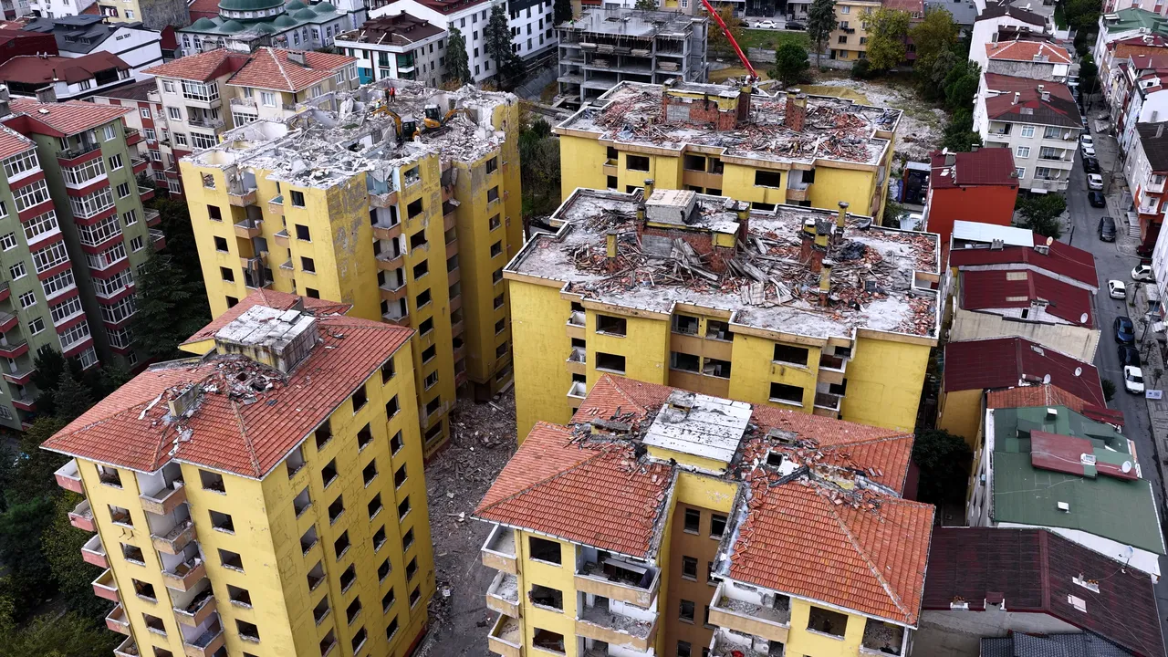 Küçükçekmece'de Doğuş Sitesi'nin inşası başladı