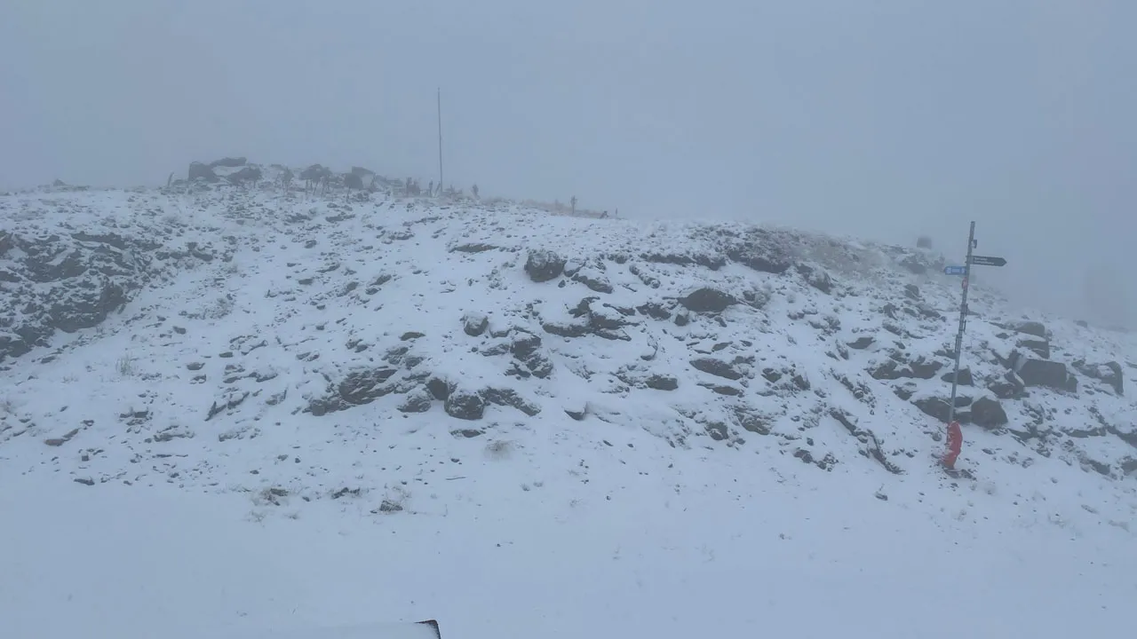 Bursa Uludağ'a kar yağdı, her yer beyaza büründü