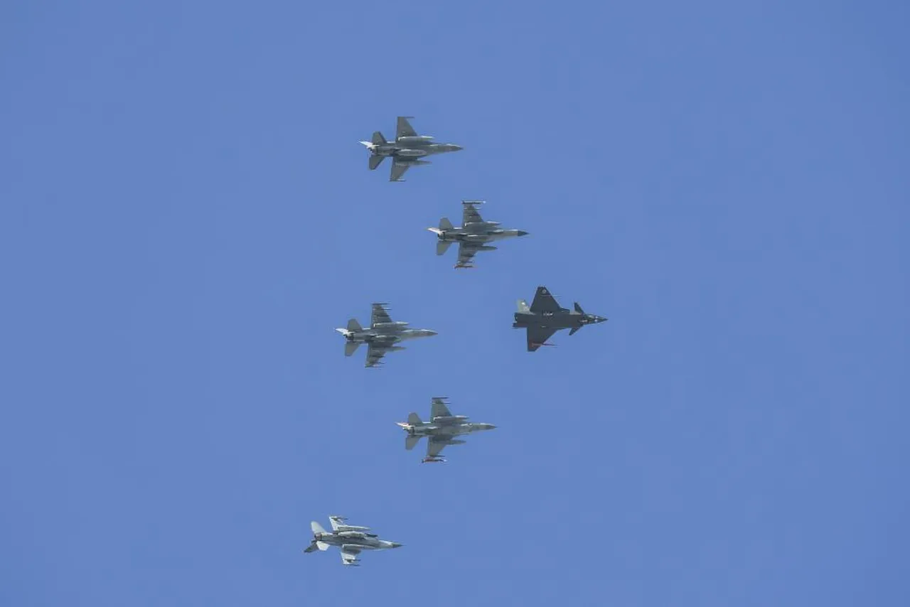 Bu sırada bir Bayraktar AKINCI TİHA da uçuşa eşlik ederek tarihi anları havadan görüntüledi.