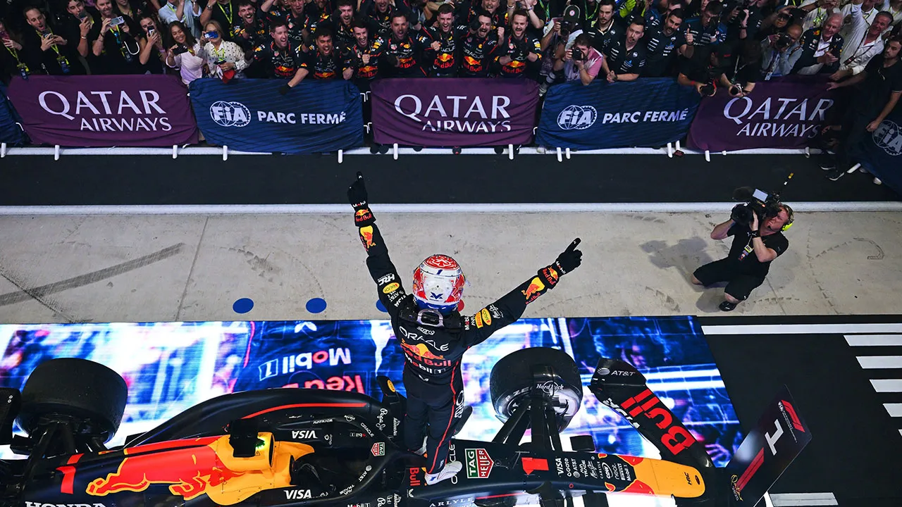 Formula 1'de şampiyonluk son yarışa kaldı