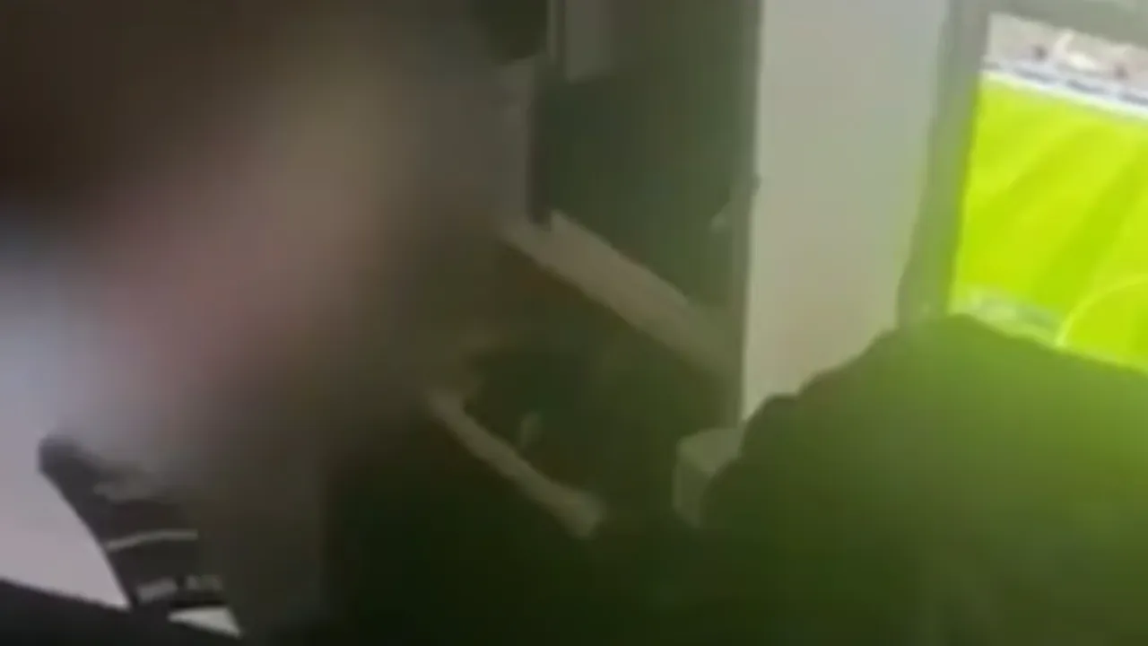 Gardiyan, mahkum ile hücrede FIFA oynadı! 