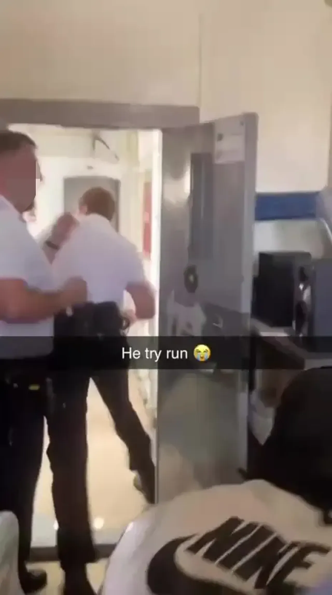 Gardiyan, mahkum ile hücrede FIFA oynadı!  Burası tatil kampı değil