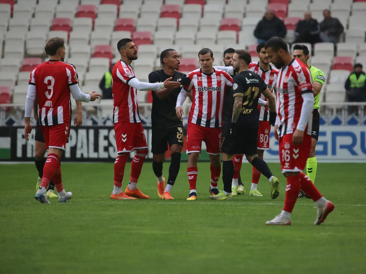 Kalecinin dikkatsizliği pahalıya patladı, kimse ne olduğunu anlamadı! Hem kırmızı kart hem penaltı...