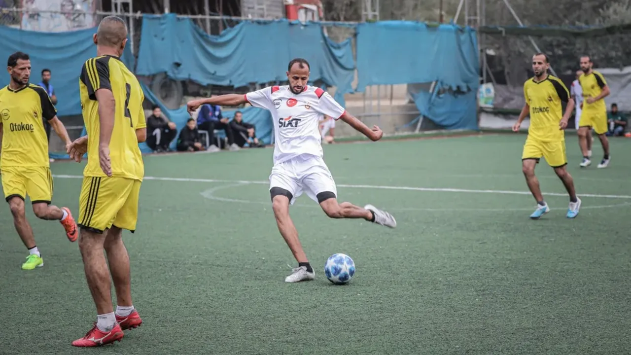 Katliamın gölgesinde Türk derbisi! Gazzeliler GS–FB maçıyla nefes aldı