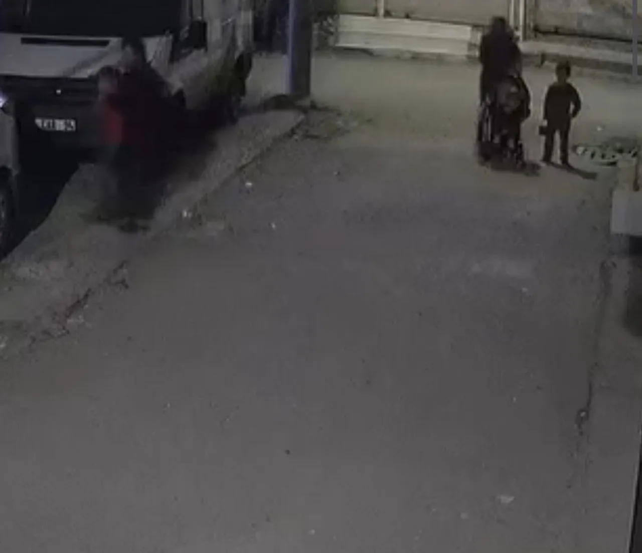 Önce başını arabaya vurdu sonra yere fırlattı