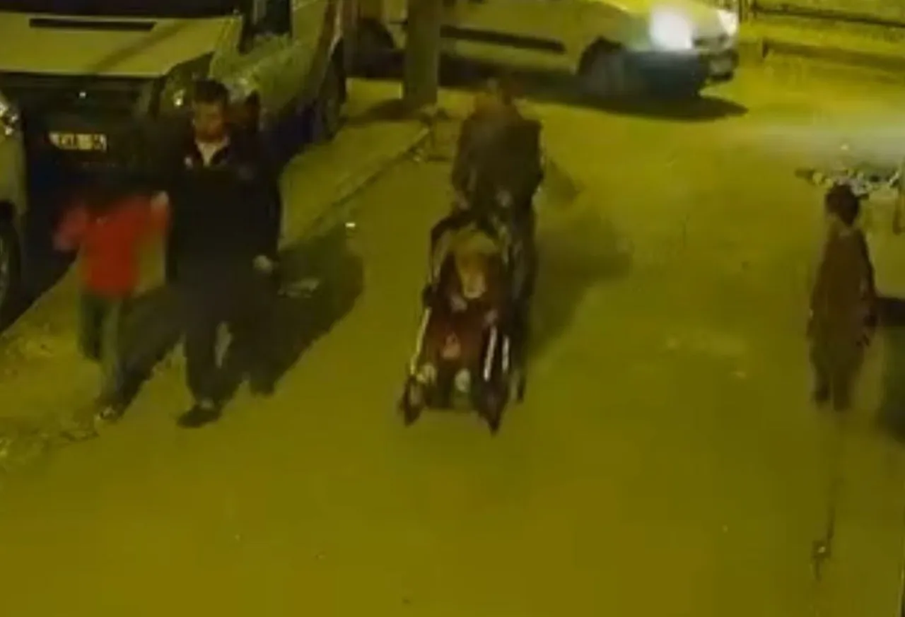 Saldırıya uğrayan çocuk kadının arkasına saklandı