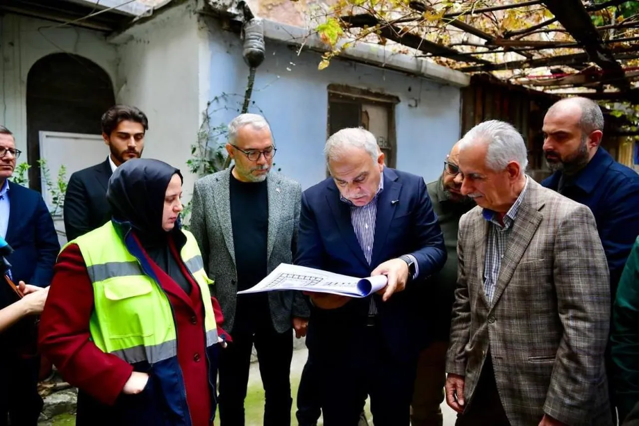 Belediye Başkanı Mehmet Ergün Turan, sosyal aktivitelerin, atölye etkinliklerinin yapılarak İstanbul’un kültür hayatına  yön verecek olan Şekerci Han’daki çalışmaları inceledi.
