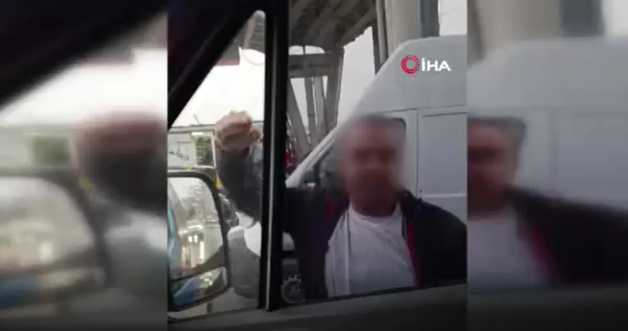 Öfkeli sürücü trafiği birbirine kattı