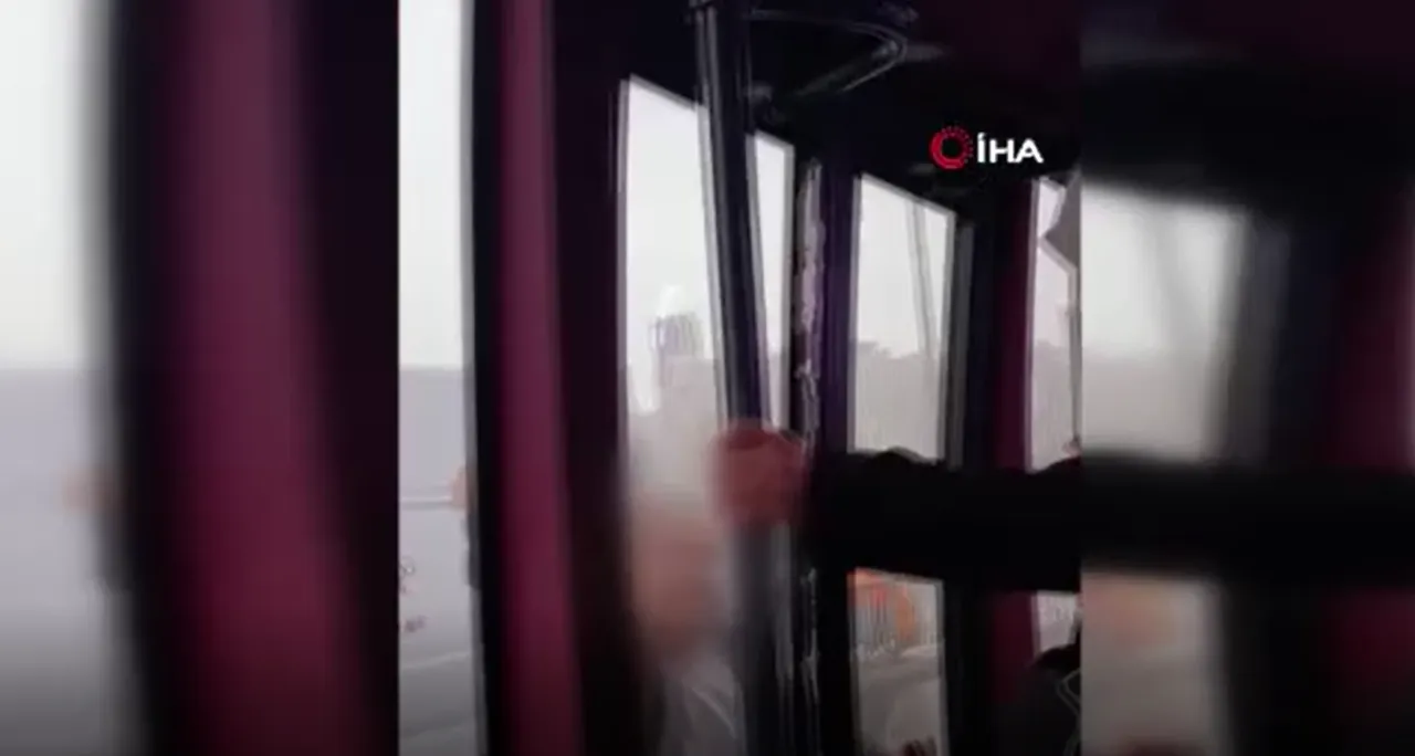 Öfkeli sürücü trafiği birbirine kattı! Camı yumrukladı, hakaret etti, tekmeledi