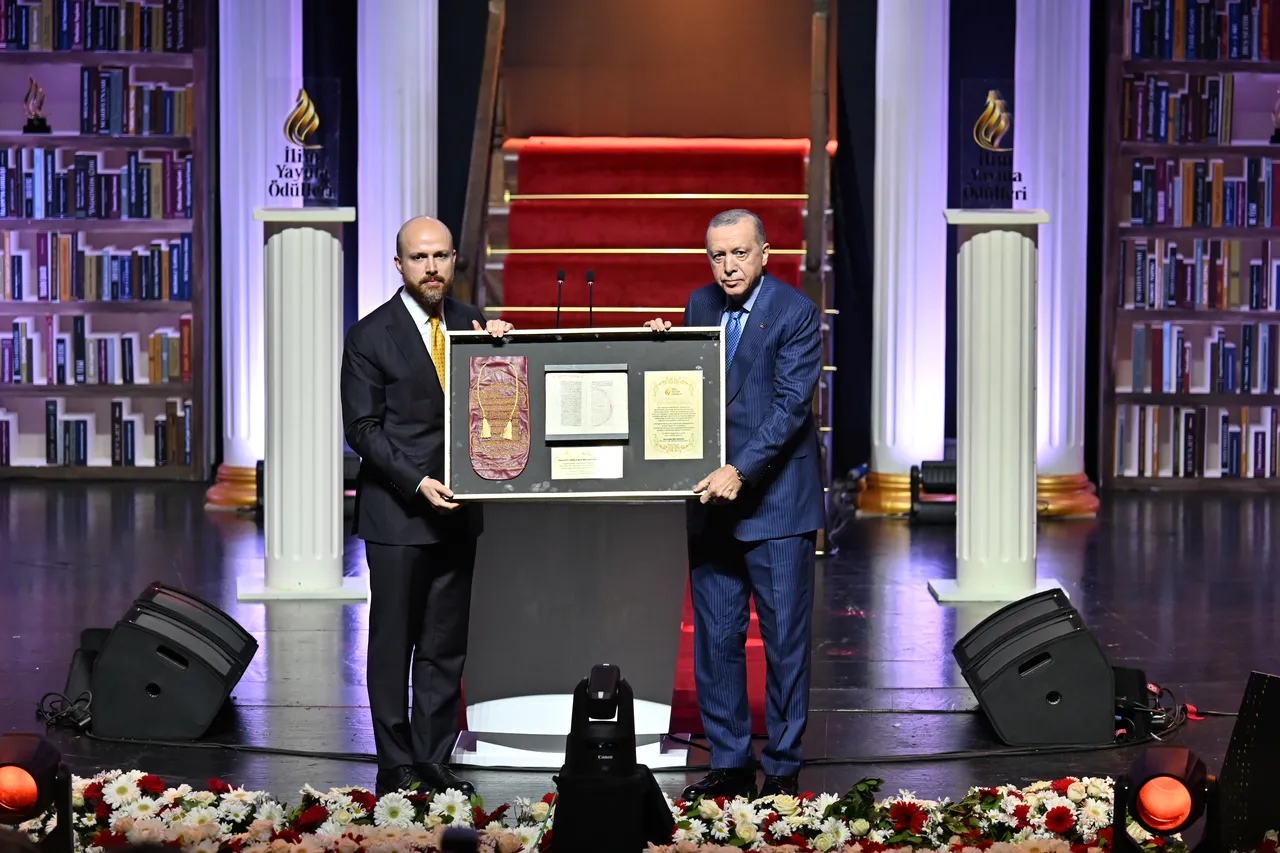 Önce tokalaştı, sonra elini öptü! Cumhurbaşkanı Erdoğan ile Bilal Erdoğan arasında samimi anlar