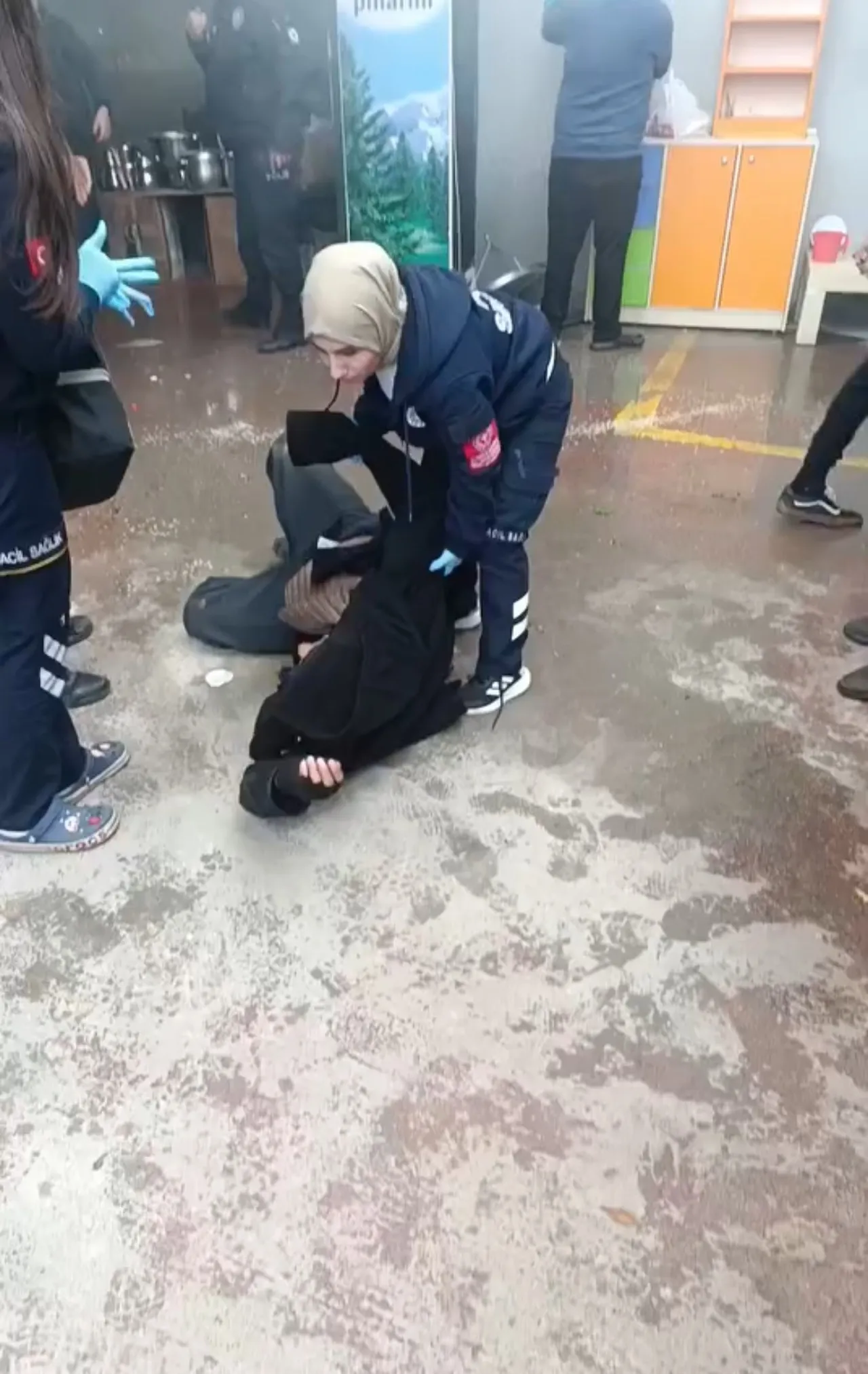 Dumanı soludu, saniyeler içinde yere düştü