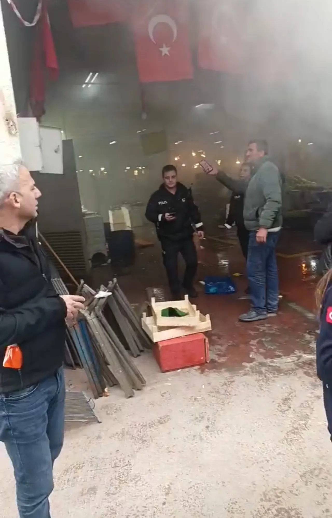 Pazara güvenlik için emniyet şeridi çekildi