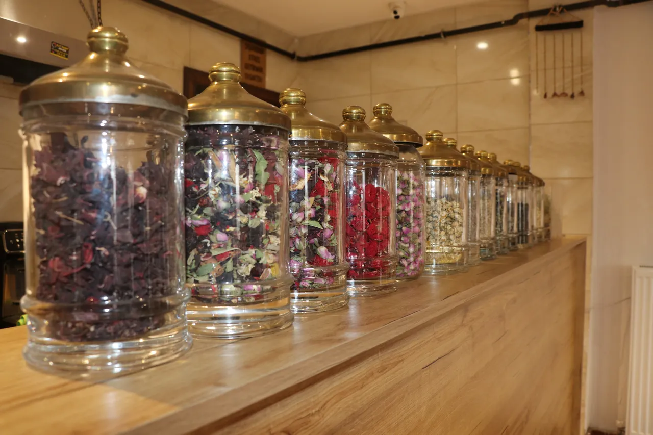 50 çeşit çayın isimleri dikkat çekiyor