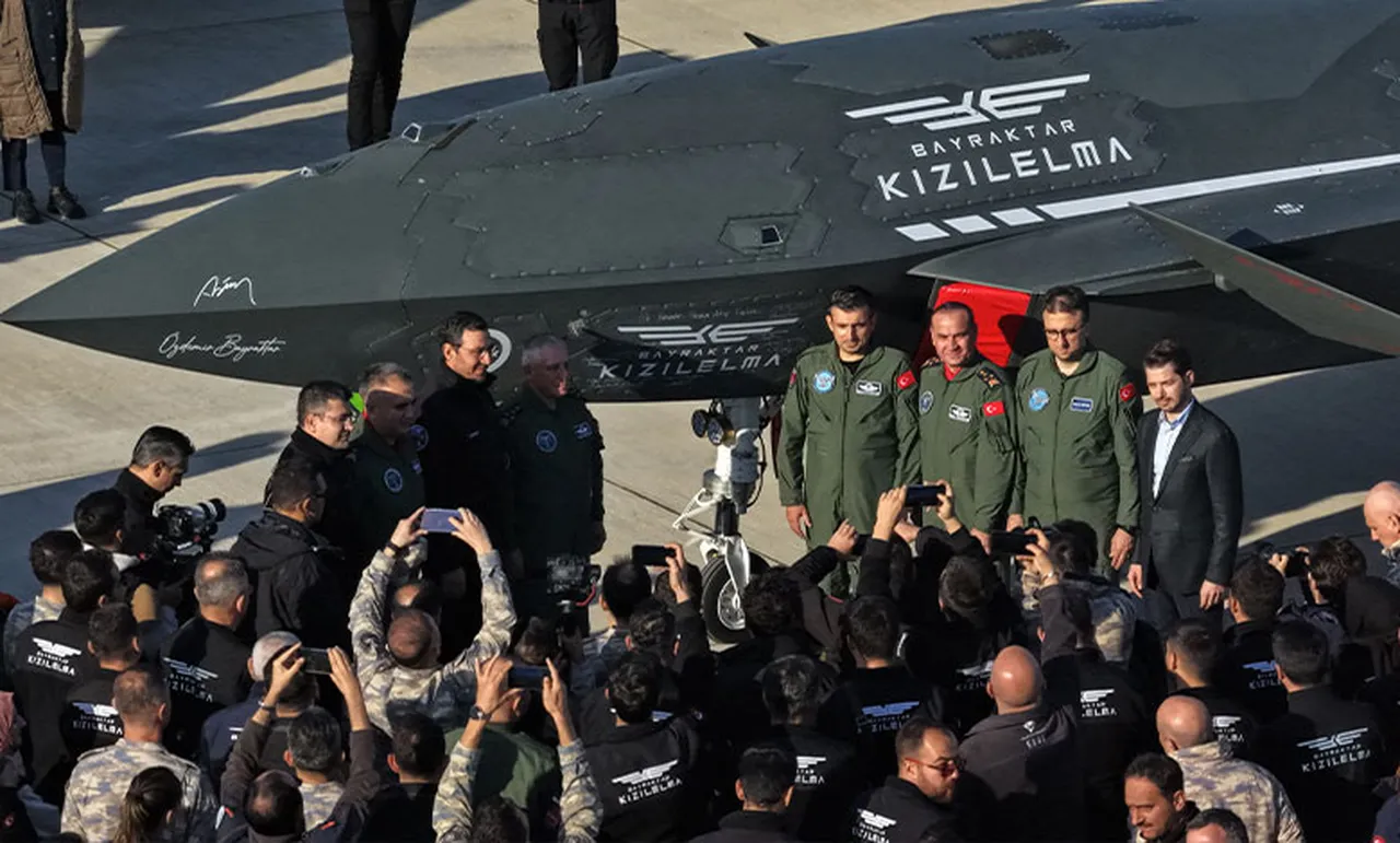 Baykar tarafından geliştirilen KIZILELMA İnsansız Savaş Uçağı, bugün dünyada bir ilki başardı. Karadeniz’de gerçekleştirilen atışlı test faaliyeti esnasında Bayraktar KIZILELMA, ASELSAN MURAD AESA Radarı’nı kullanarak hedef uçağı TÜBİTAK-SAGE GÖKDOĞAN Görüş Ötesi Hava Hava Füzesi (BVRAAM) ile vurdu. Böylelikle dünyada ilk kez bir insansız savaş uçağı, bir AESA Radar ile bir hava hedefini hava hava füzesiyle vurmuş oldu.