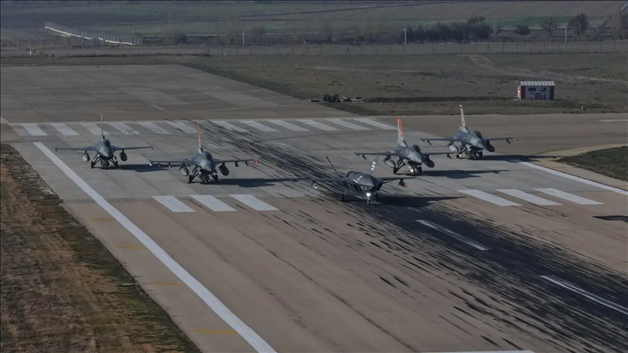 Rusya'nın devlet haber ajansı Tass, “KIZILELMA, BVR havadan havaya füze kullanarak süpersonik jet hedefini yok eden ilk insansız savaş uçağı olarak dünya havacılık tarihine girdi” diye bildirdi.