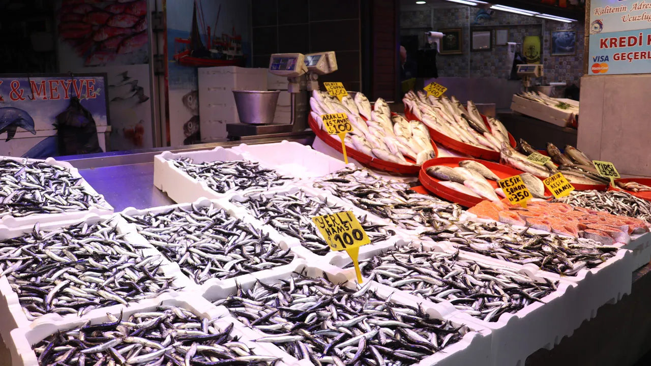 Trabzon'da tezgahlarda hamsinin kilogramı yükseldi!