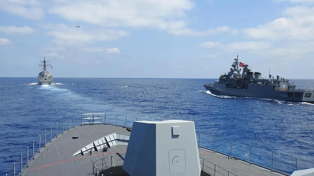 Türkiyenin yeni fırkateyni TF-2000 Yunanistan basını korkuttu: Türkler inşa ediyor, Yunanistan hazıra konuyor