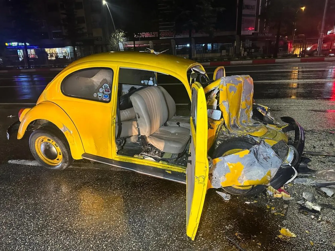 Kaza sonrası araç hurda yığınına döndü