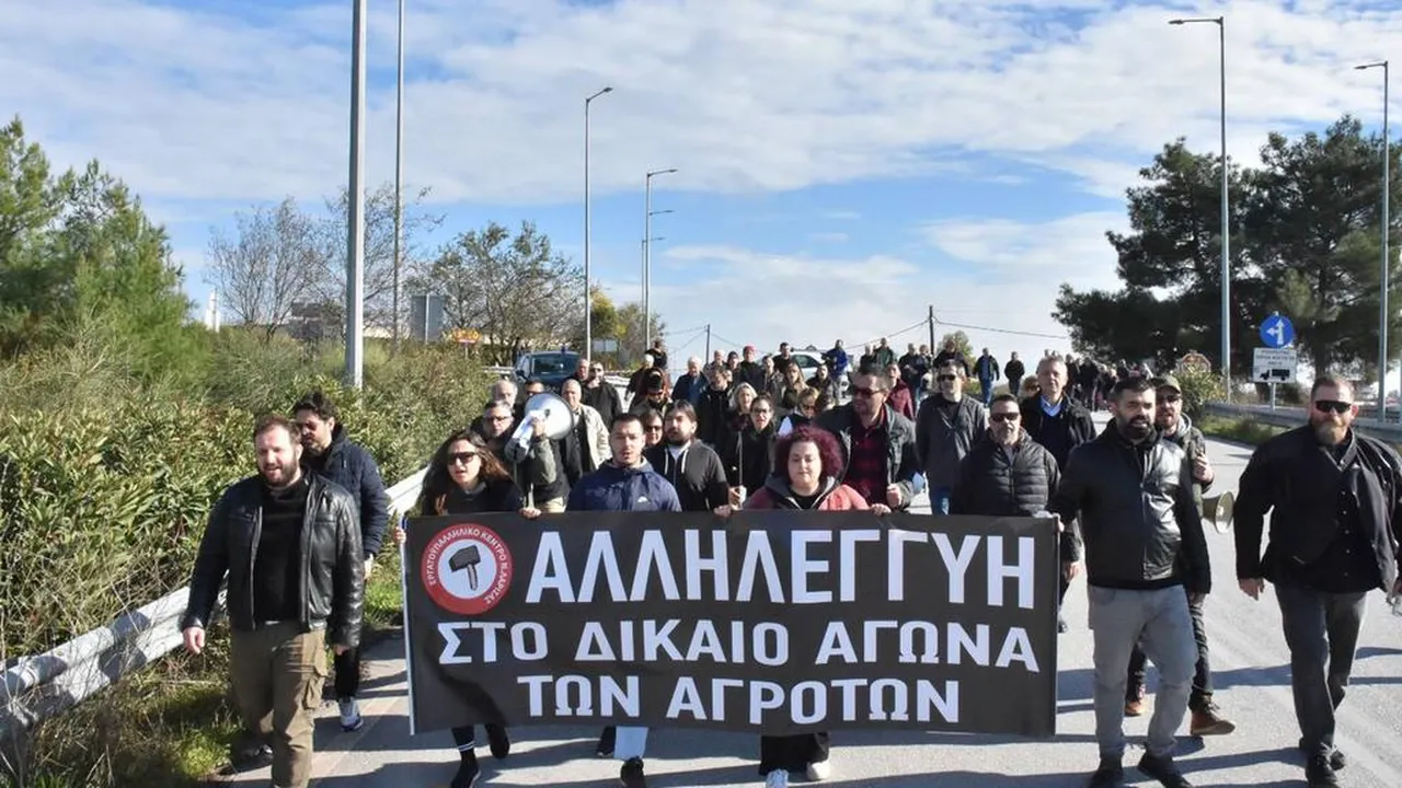 Yunanistanda halk ve polis karşı karşıya! Maliyetler çileden çıkardı, ulusal otoyola girmek istediler