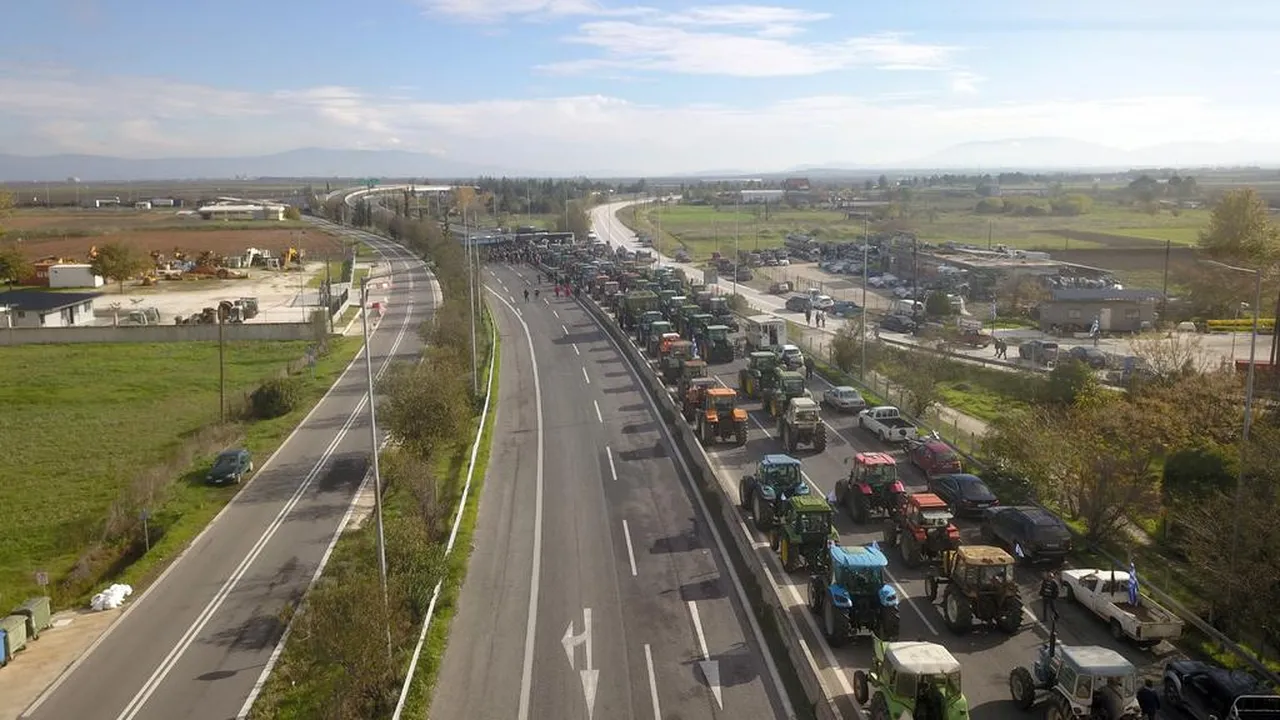 Yunanistanda halk ve polis karşı karşıya! Maliyetler çileden çıkardı, ulusal otoyola girmek istediler