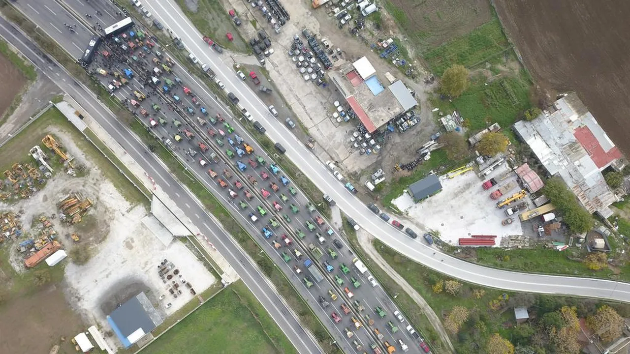Yunanistanda halk ve polis karşı karşıya! Maliyetler çileden çıkardı, ulusal otoyola girmek istediler