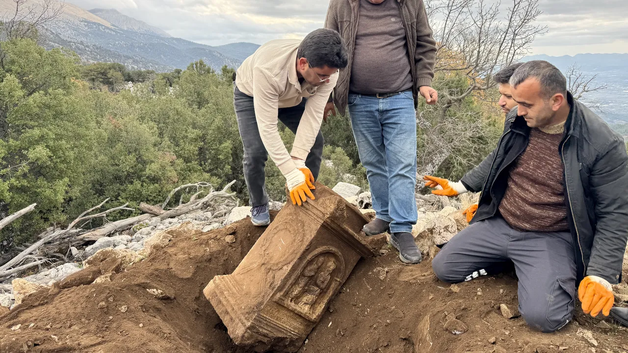 Seydiler’in dağlarında bulunan antik aile portresi, artık müzede korunuyor.