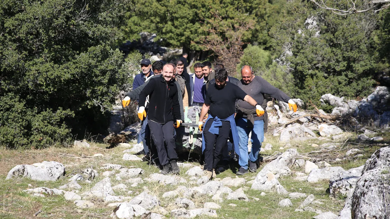 Keçilerini otlatırken tarihe rastladı: Binlerce yıllık mezar steli ortaya çıktı.