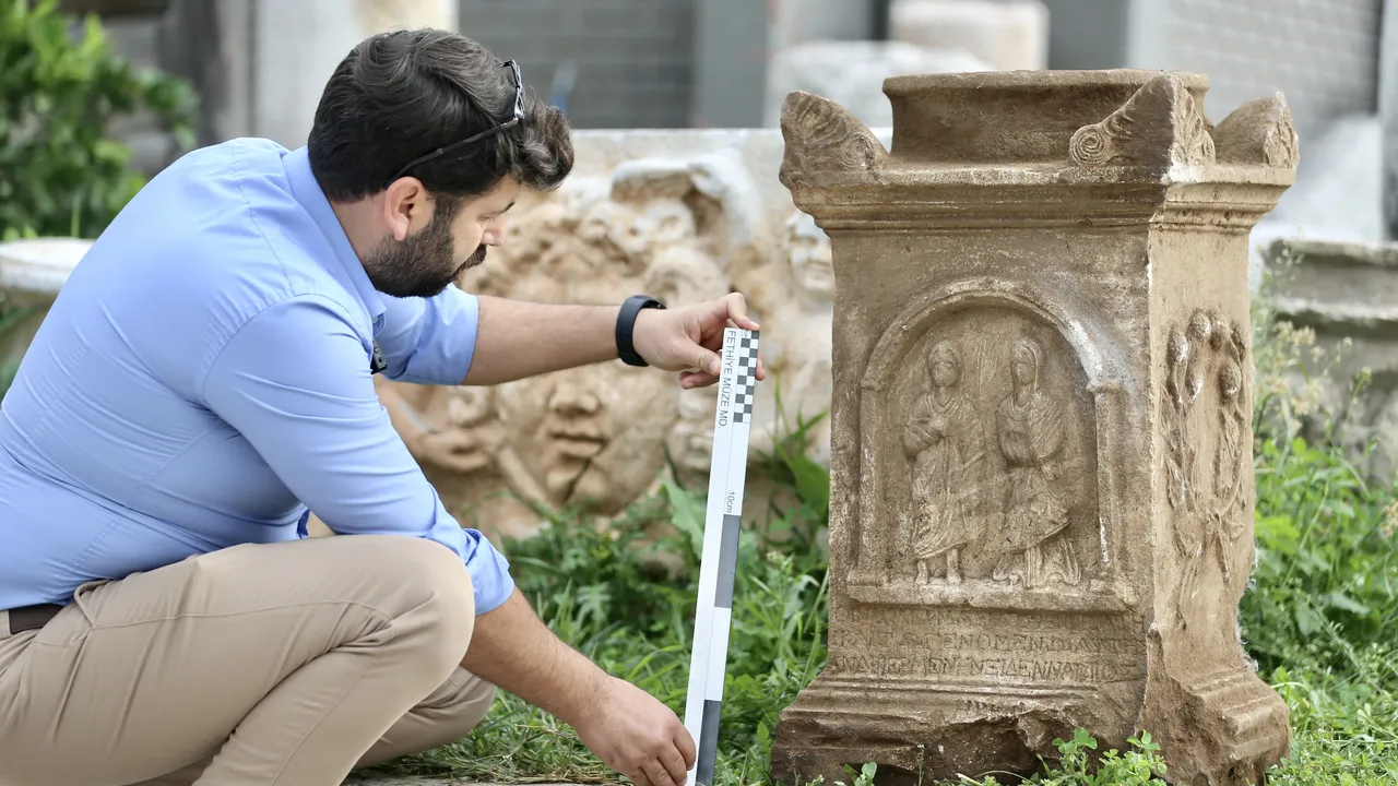 Kadın ve erkek figürlü tarihi stel, çobanın dikkati sayesinde kurtarıldı.