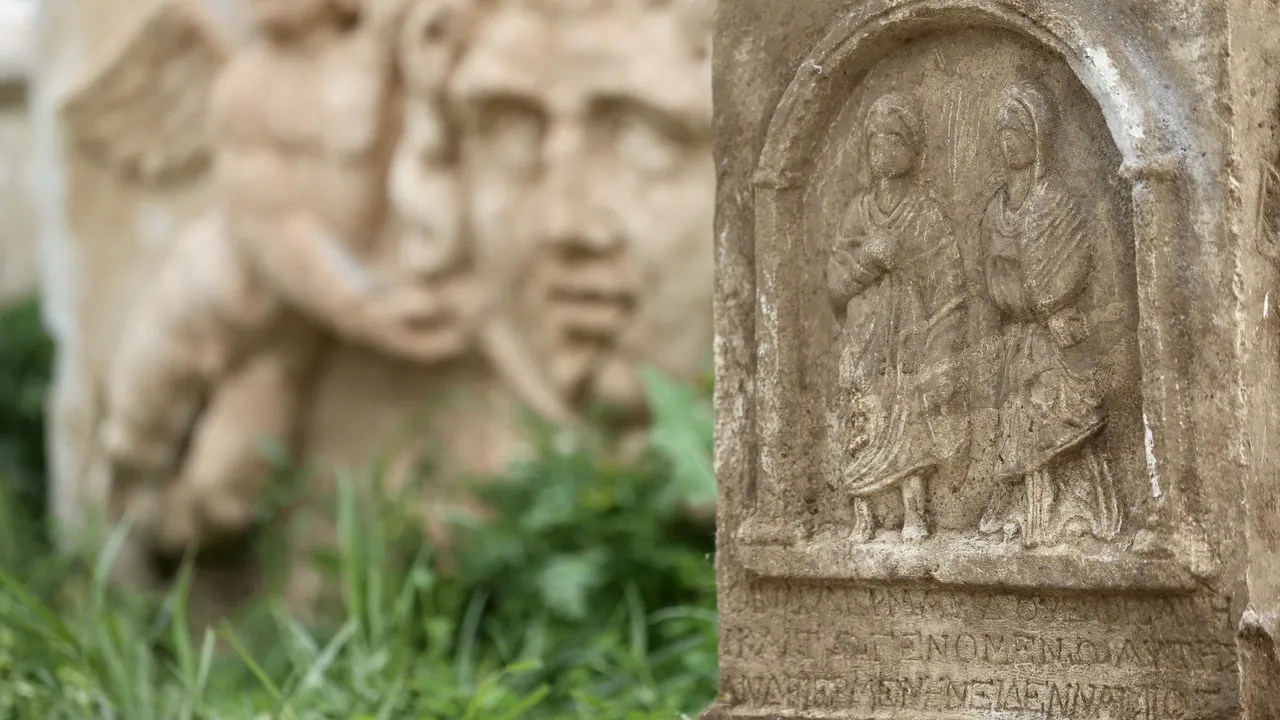 Çelenk motifleriyle dikkat çeken antik eser, koruma altına alındı.