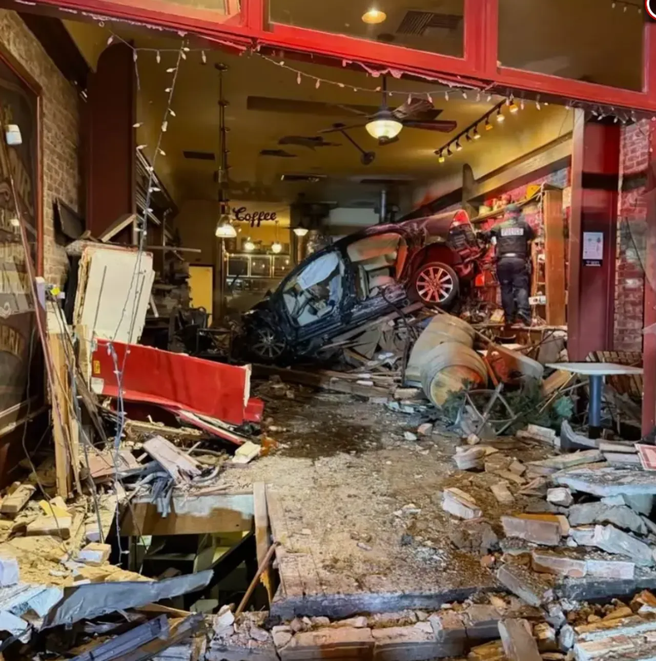 ABD’de gece yarısı korkunç dakikalar! 90 yaşındaki sürücü kahve dükkanına böyle daldı