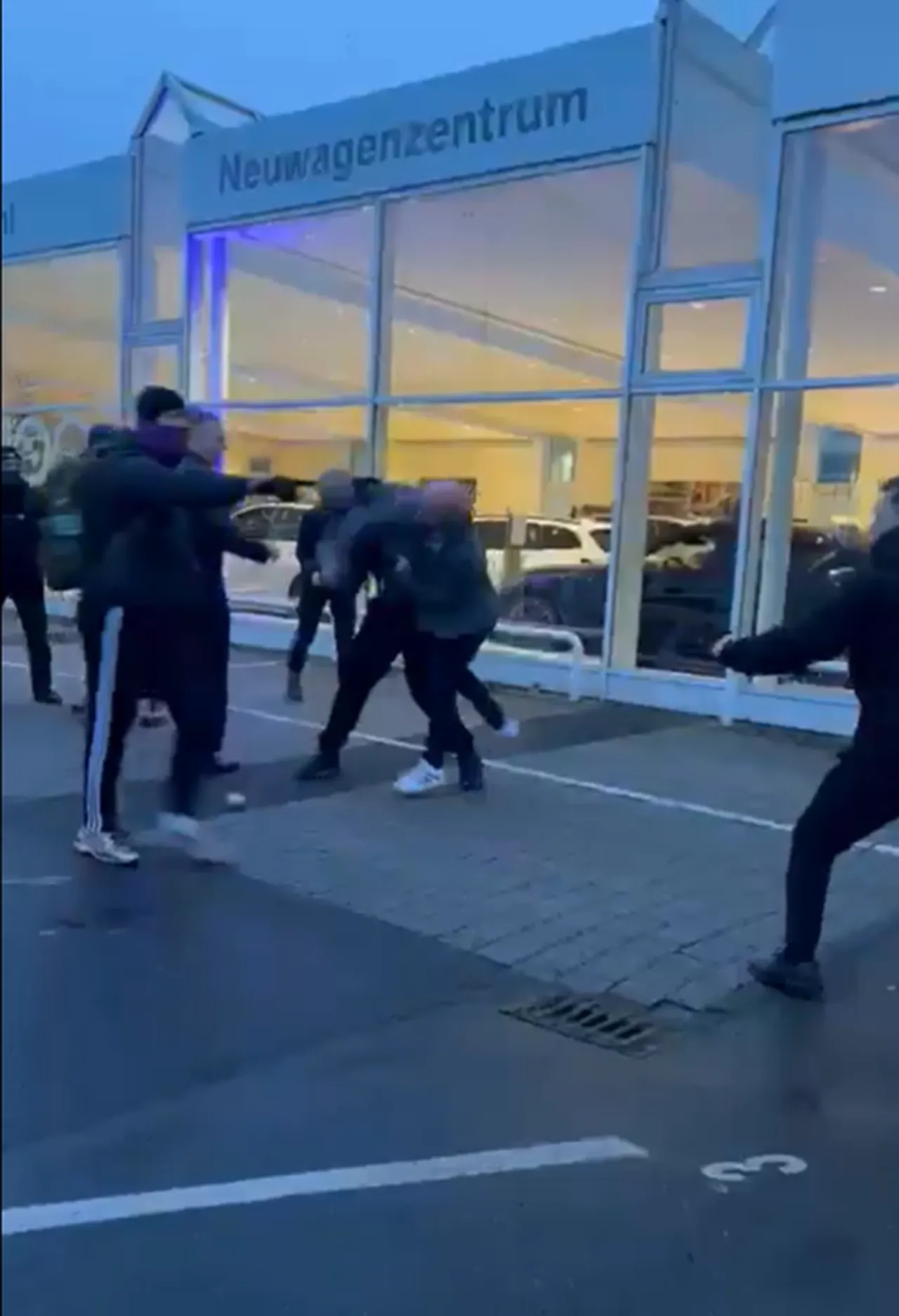 Giessen’deki kongre, binlerce kişinin katıldığı protestolarla savaş alanına döndü. Sokak çatışmaları, tazyikli su, taşlı saldırılar ve yüzlerce polis müdahalesi arasında en çarpıcı olay ise AfD milletvekili Julian Schmidt’in sokak ortasında  dövülmesi oldu.