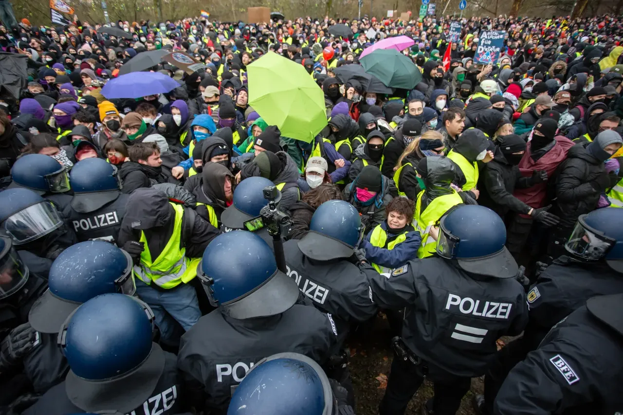 Almanya’da aşırı sağın yükselişi tehlikeli bir eşiğe ulaştı. AfD’nin “Generation Deutschland” adlı gençlik yapılanmasını duyurduğu Giessen’deki kongre, binlerce kişinin katıldığı protestolarla savaş alanına döndü